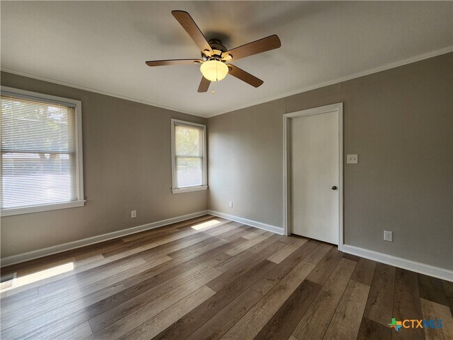 Building Photo - 564 Laurel Ln