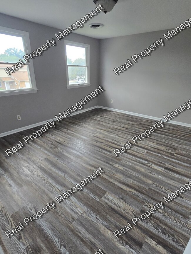 Building Photo - Large 2 Bedroom Duplex