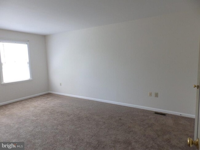 Building Photo - 211 Green Valley Way