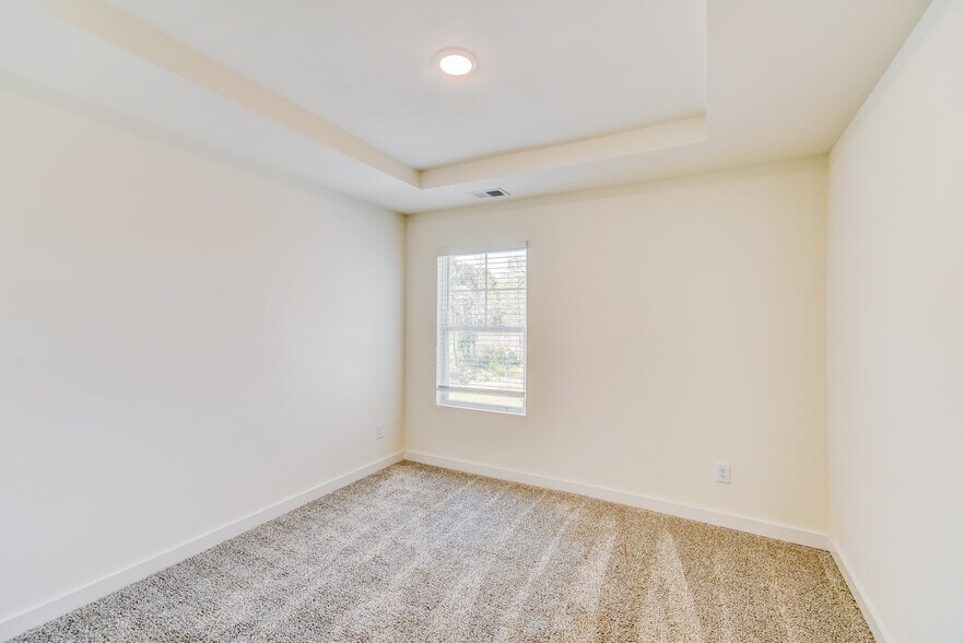 Building Photo - 12 Deer Creek Dr