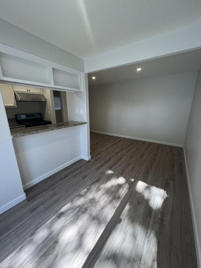 Building Photo - Charming 1-Bedroom Oasis on Highland Drive, Oxnard - Silver Stand