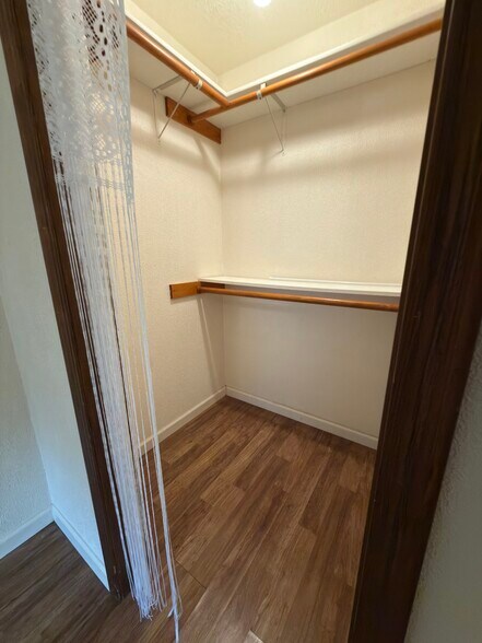 Building Photo - 2547 NE Holmes Rd