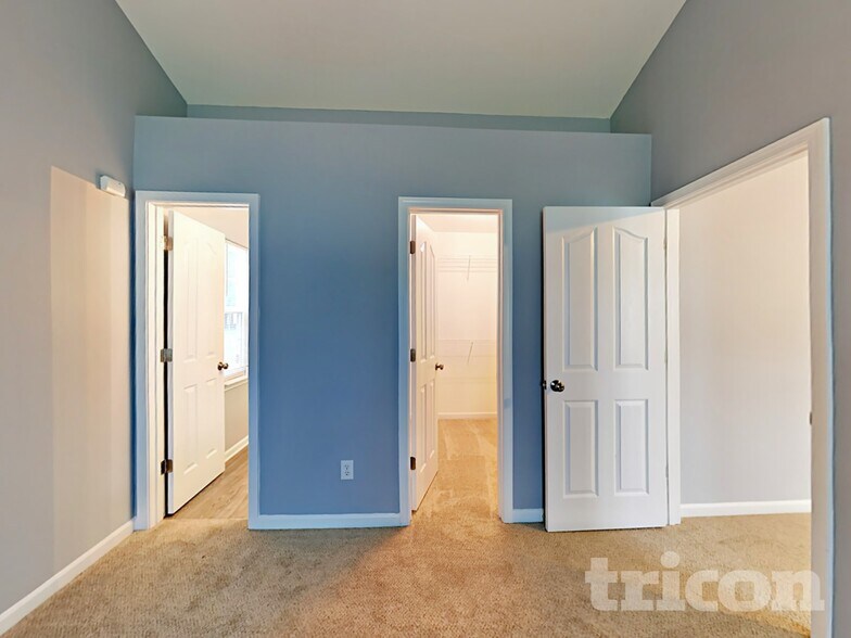 Building Photo - 10207 Green Hedge Ave