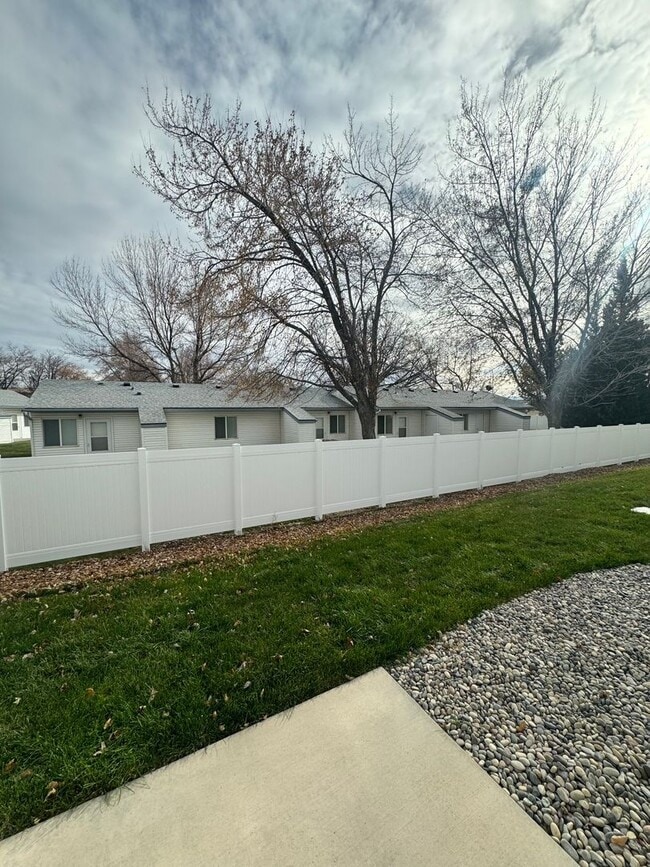 Building Photo - 845 Golden Bear Ln