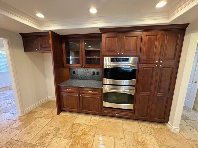 Building Photo - Spacious East Ventura Home- Many Interior Upgrades and Large Backyard!