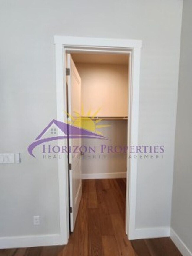 Building Photo - Immaculate Luxury 2 Bed 2.5 Bath 2,012sqft...