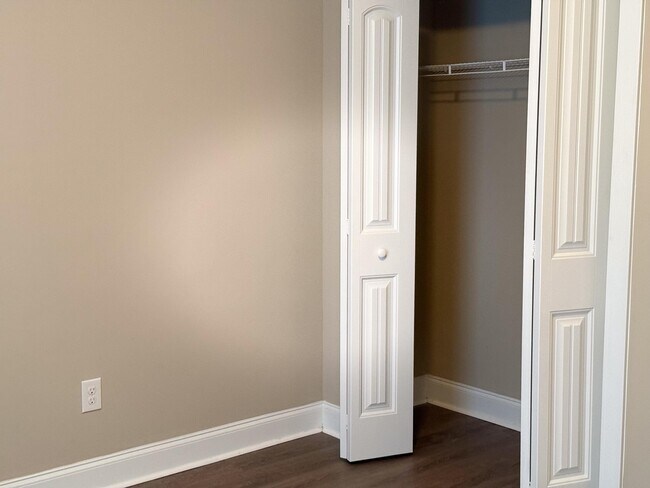 Building Photo - 301 Macarthur Dr