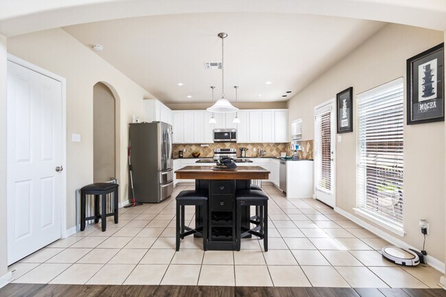 Building Photo - Charming Home Awaits: Spacious & Modern Living in a Prime Location