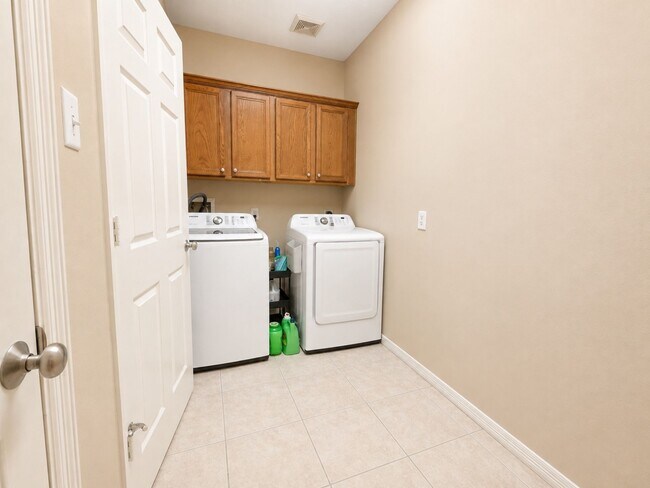 Building Photo - 2409 Deerwood Ct