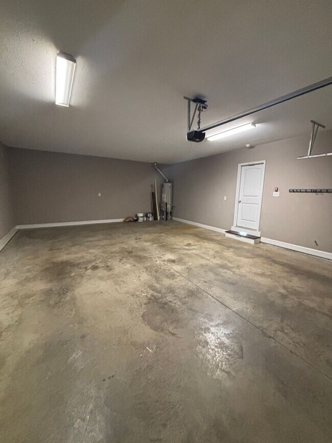 Building Photo - Mtn Views & Adaptable living in Seymour!