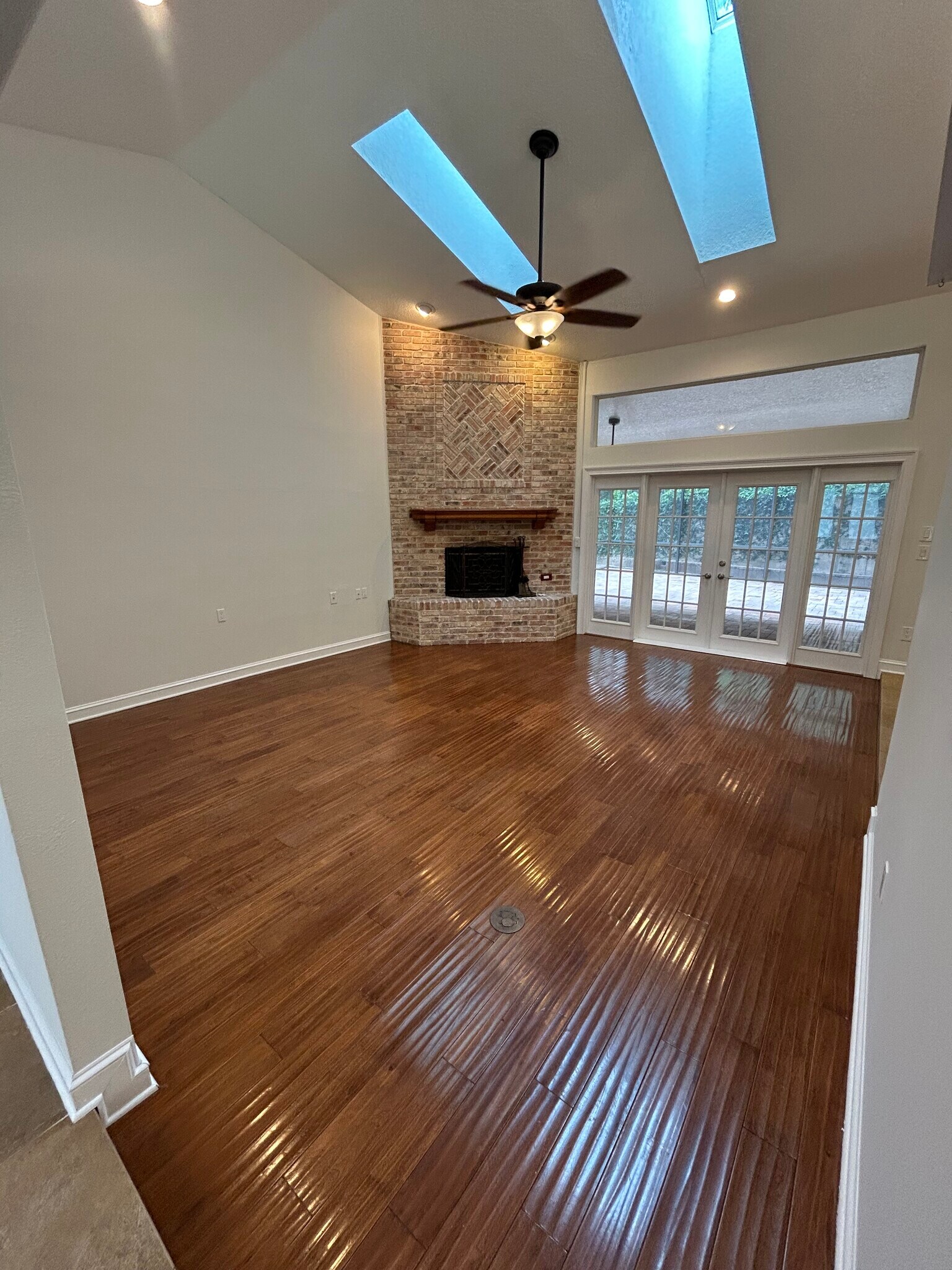 Building Photo - 942 Deerwood Loop