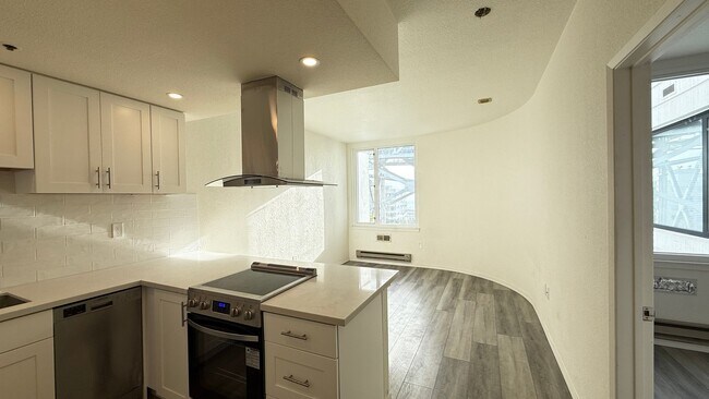 Building Photo - The BAYCREST: Updated 1BR/1BA + Parking!  *AMSI*