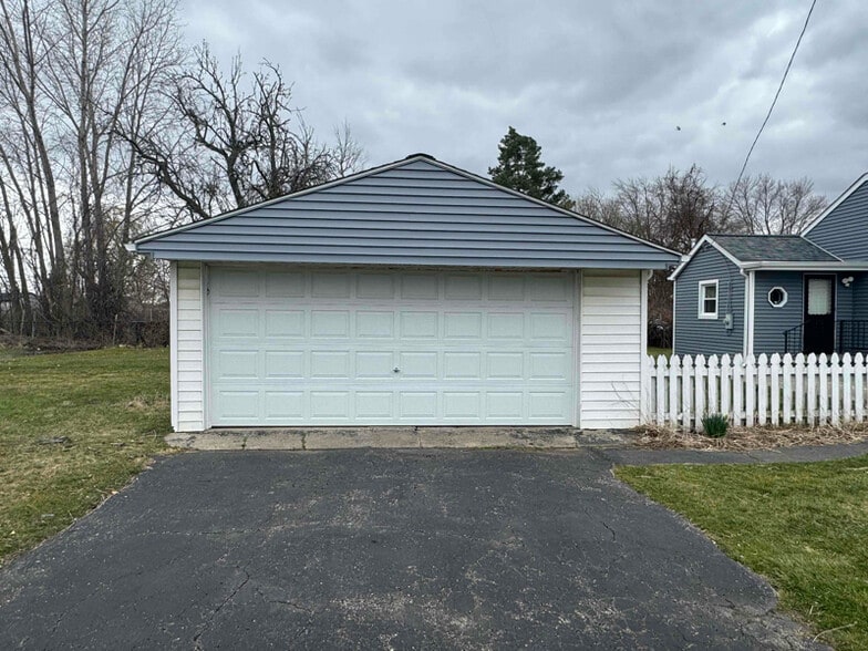 Building Photo - 12214 Louisiana Ave