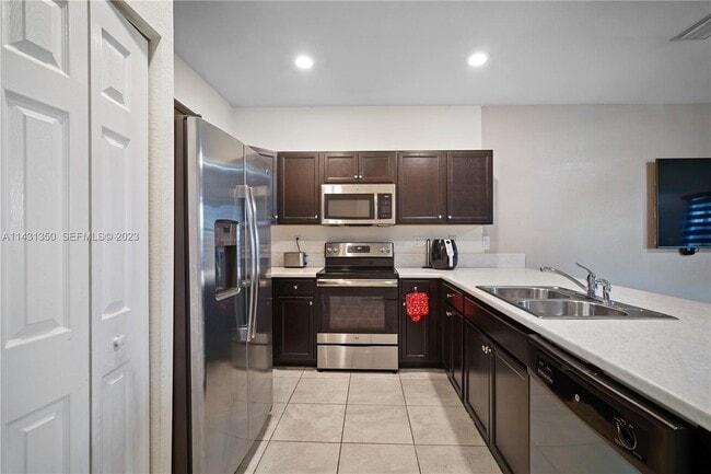 Building Photo - 705 SE 13th Street Cir