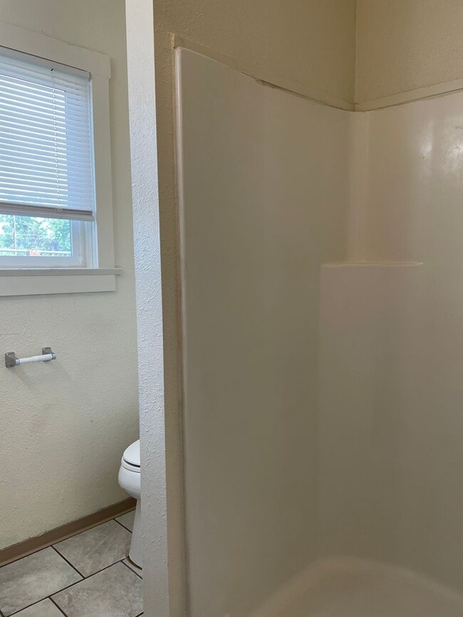 Building Photo - Nice 1 Bedroom 1 Bath Duplex