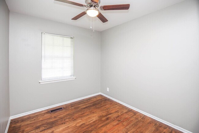 Building Photo - SPLIT LEVEL HOME FOR RENT!