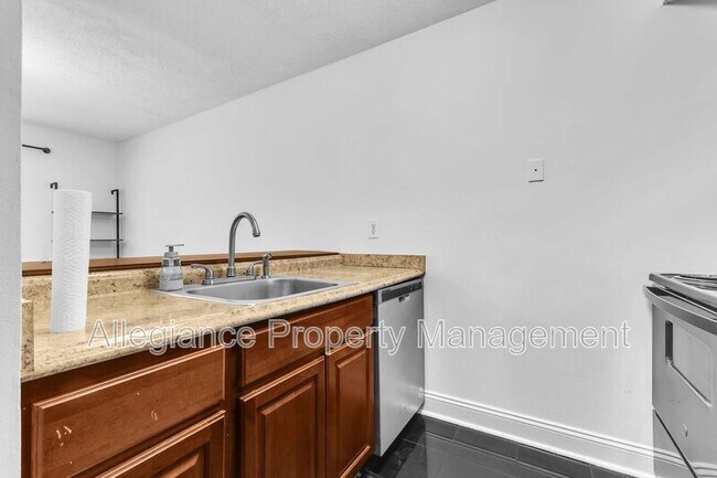 Building Photo - 90 Adams Dr NE