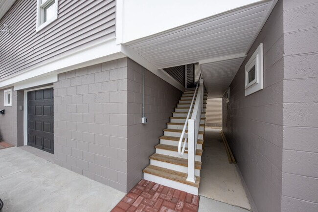 Building Photo - 1140 Simpson Ave