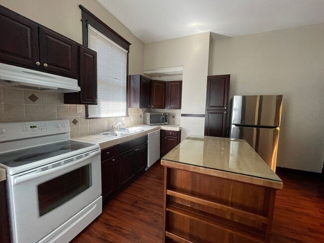 Building Photo - 305 W 38th St