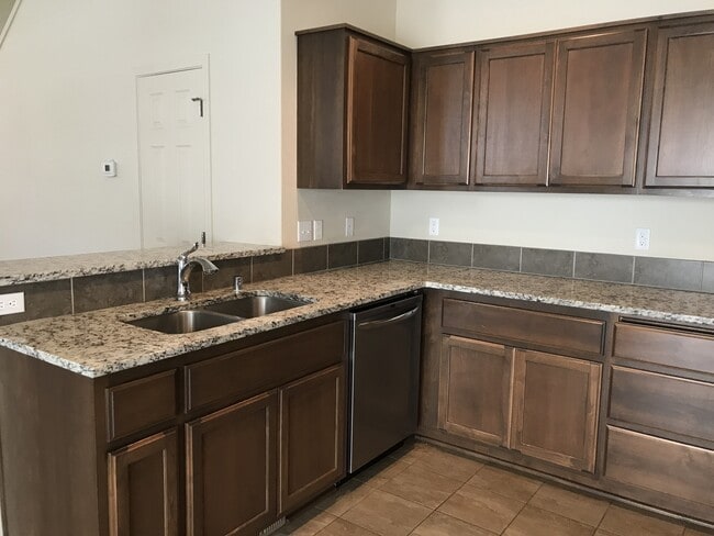 Building Photo - ONE MONTH FREE OF RENT!! Well Maintained, High Ceilings, Bonus Room, Great Location!