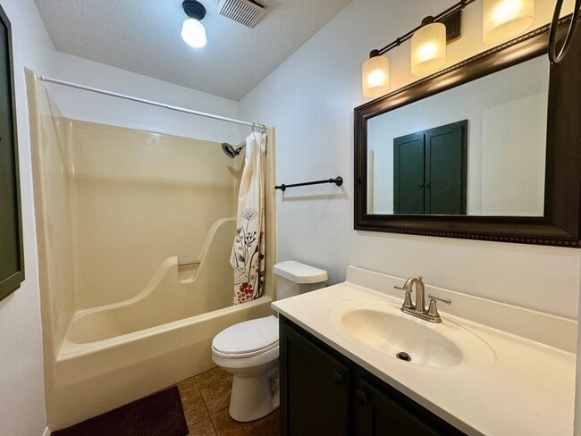 Building Photo - 4 Bedroom/ 2.5 Bathroom Home in Tanglewood...