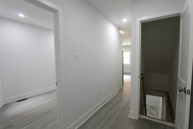 Building Photo - 103 E Coulter St