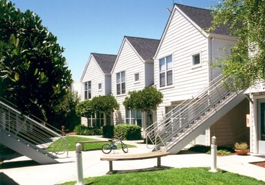 Building Photo - Laureola Oaks