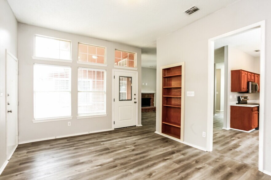 Building Photo - 7026 Lo Chalmers Ln