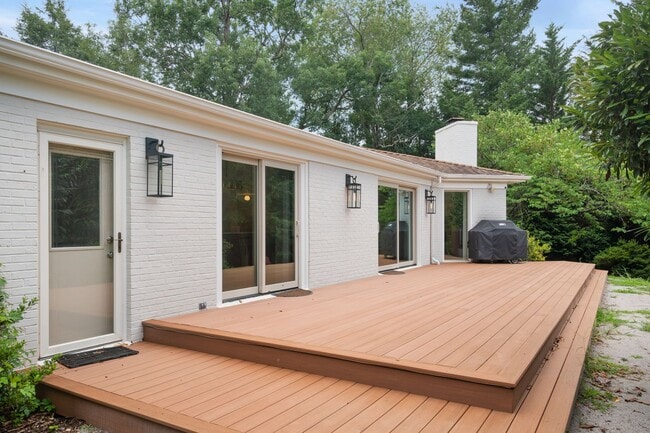 Building Photo - 5 Bed/4.5 Bath Undergrads OK Close to VT