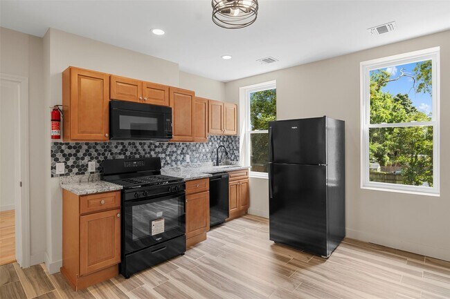 Building Photo - 135 3rd St
