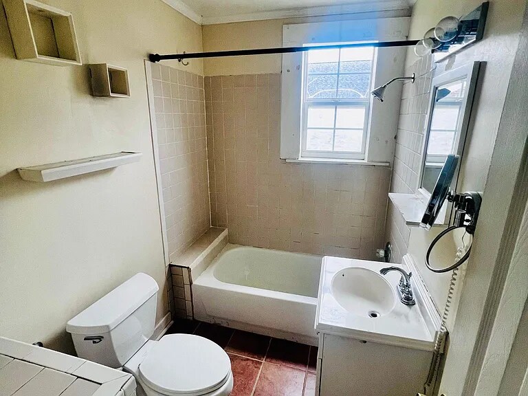 Building Photo - 513 Creswell Ave