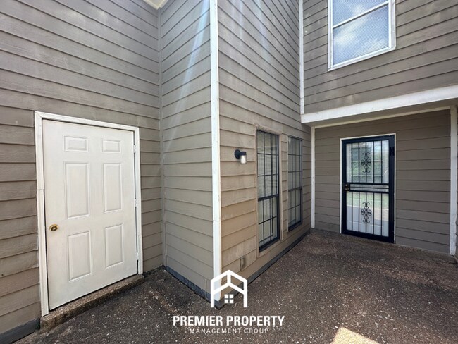 Building Photo - Beautiful 3BR/2BA Near Southwind | Soaring Vaulted Ceilings, Fireplace & Quiet Cove