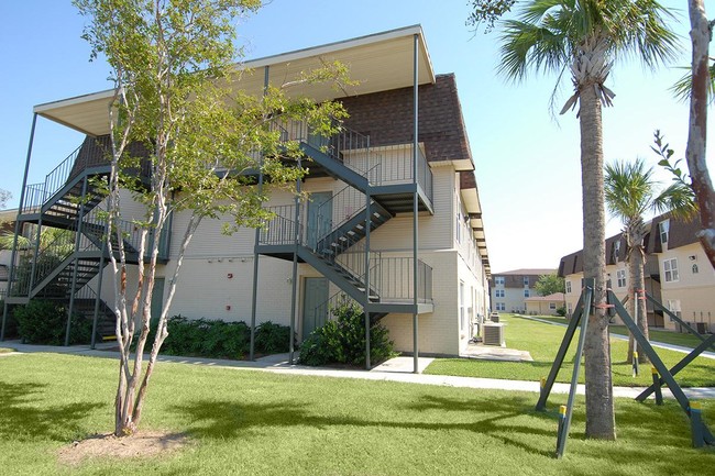 Building Photo - Arbors on the Lake Apartments