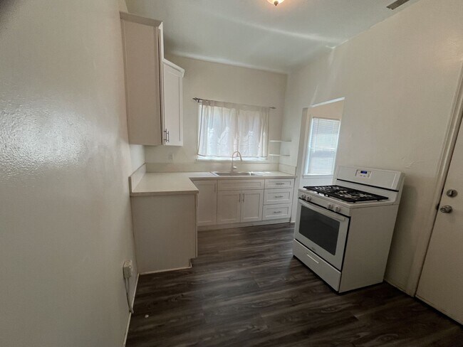 Building Photo - Conveniently located 1-bedroom, 1-bath apa...