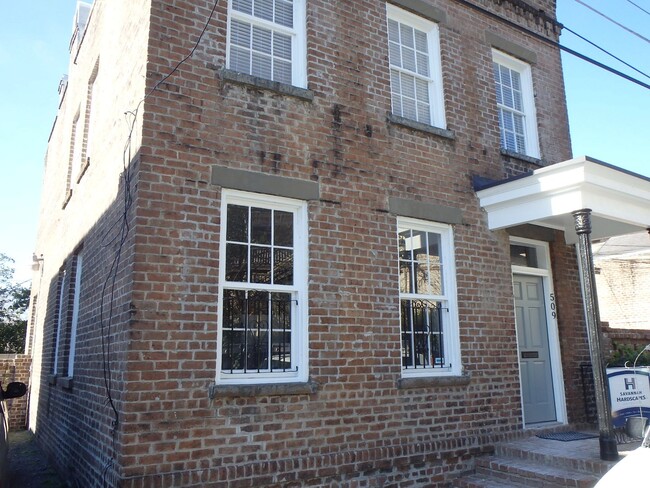 Building Photo - Move in Ready Duplex Close to Forsyth Park