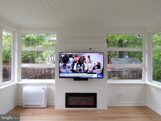 Building Photo - 1723 Oakcrest Dr