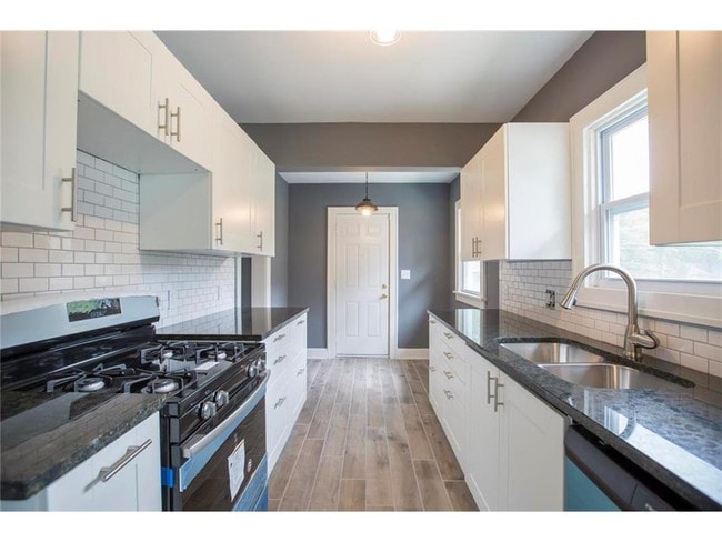 Building Photo - 5919 Kenwood Ave