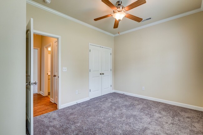 Building Photo - Feels Like New 3 Bed 2 Bath Minutes from H...