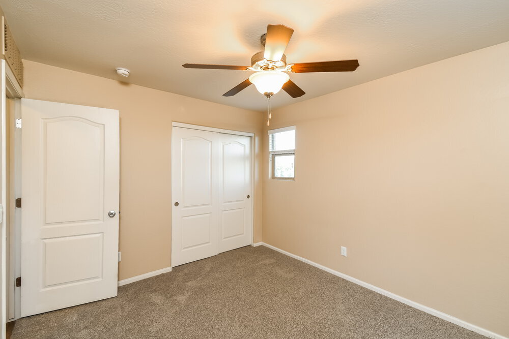 Building Photo - 923 S Pheasant Dr