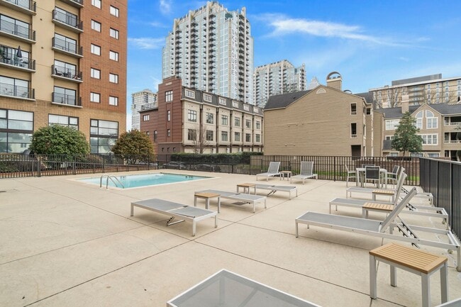 Building Photo - One Bedroom Furnished Condo in Uptown Char...