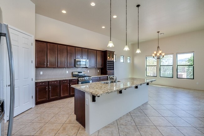 Building Photo - Rare find for this 4 bedroom/3 bath, exqui...