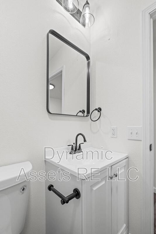 Building Photo - 403 N Walnut St