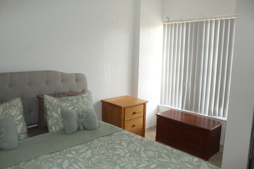 Building Photo - 4156 Inverrary Dr