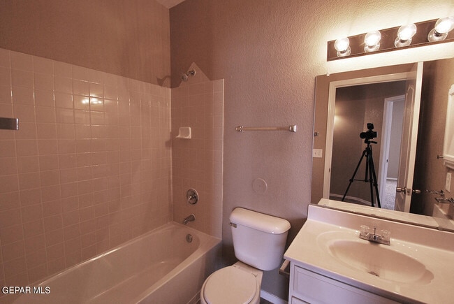 Building Photo - 14344 Venecia Dr