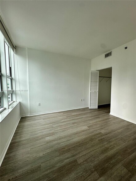 Building Photo - 950 Brickell Bay Dr