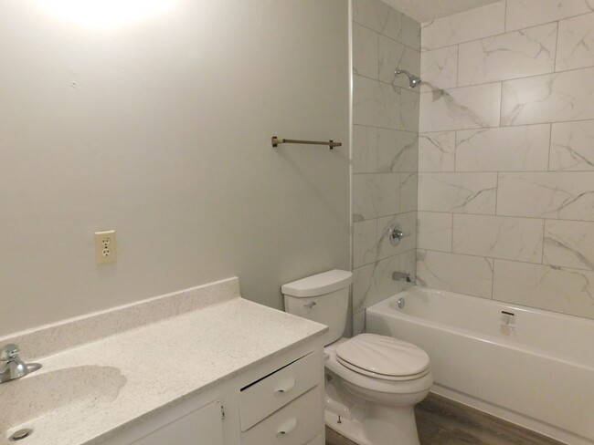 Building Photo - Newly Remodled 3 Bed 2 Bath Home Move In S...