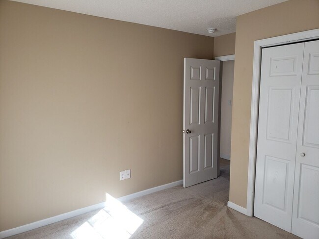 Building Photo - Nice 3 BD/ 2 BA Home