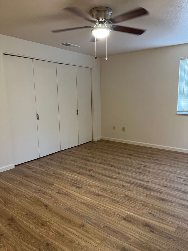 Building Photo - ROUNDHOUSE824