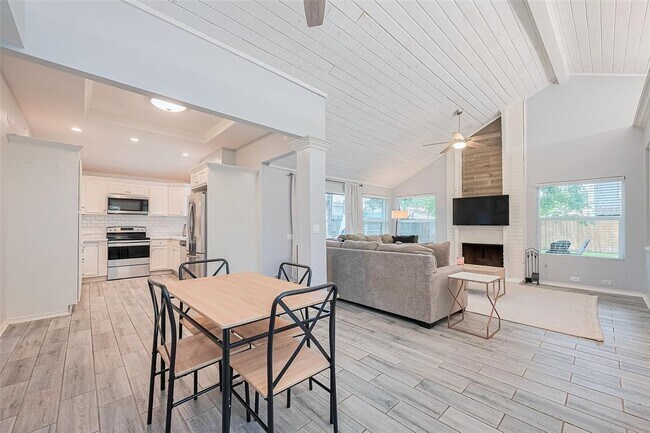 Building Photo - 8711 Pines Pl Dr