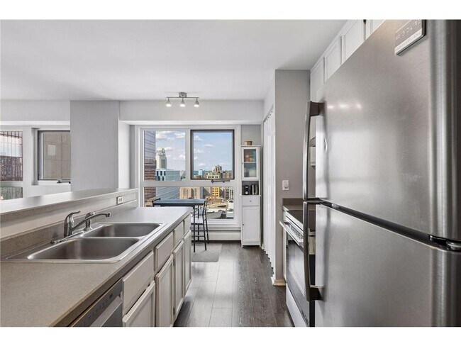 Building Photo - 433 S 7th St